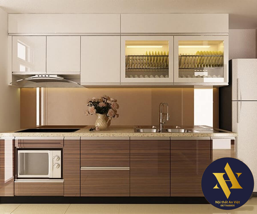 Tủ bếp kết hợp 2 tông màu sáng và tối, thiết kế tối giản nhưng đầy tiện nghi, sang trọng
